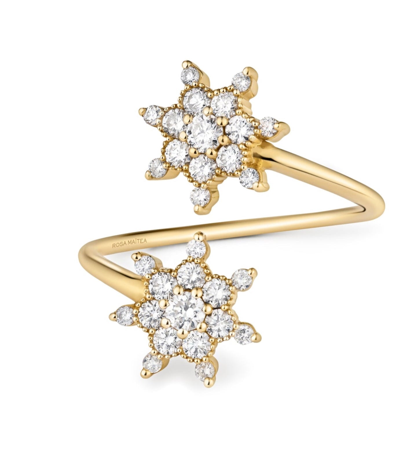 La bague Toi et Moi célèbre l’amour sous une constellation précieuse. Deux étoiles scintillantes en diamants recyclés veillent l’une sur l’autre, symbolisant la protection et l’union éternelle de deux âmes. Enveloppée d’un délicat mouvement torsadé en or recyclé 18 carats, cette création lumineuse incarne un amour guidé par la lumière des astres. Deux talisman qui représentent l'amour engagé.
Le sertissage comporte 2 étoiles 15 diamants chaque une, pour un total de 0,9 carats de diamants recyclés.